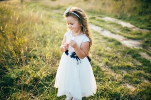 Comment Choisir la Parfaite Ceinture pour une Robe de Cérémonie Fillette
